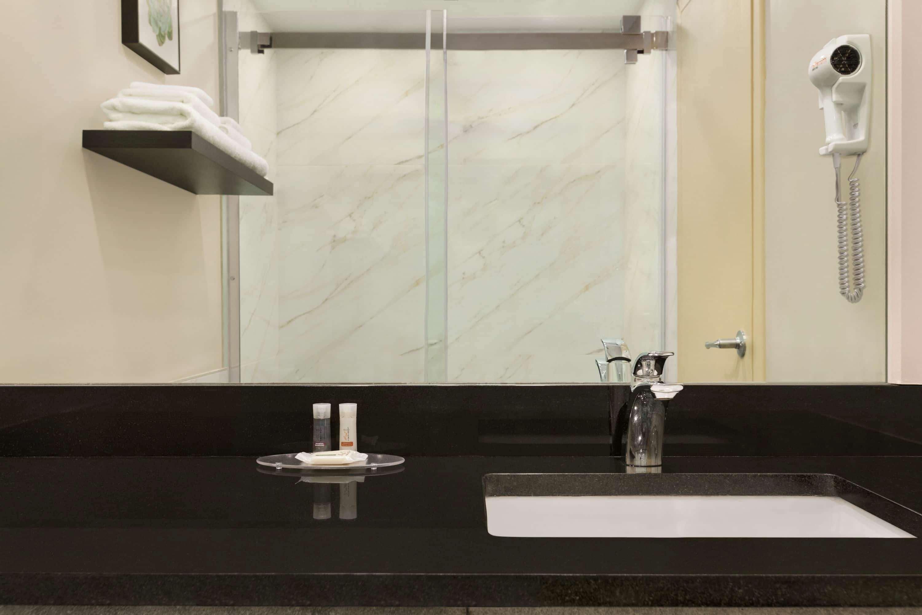 Days Inn By Wyndham Montreal East Εξωτερικό φωτογραφία