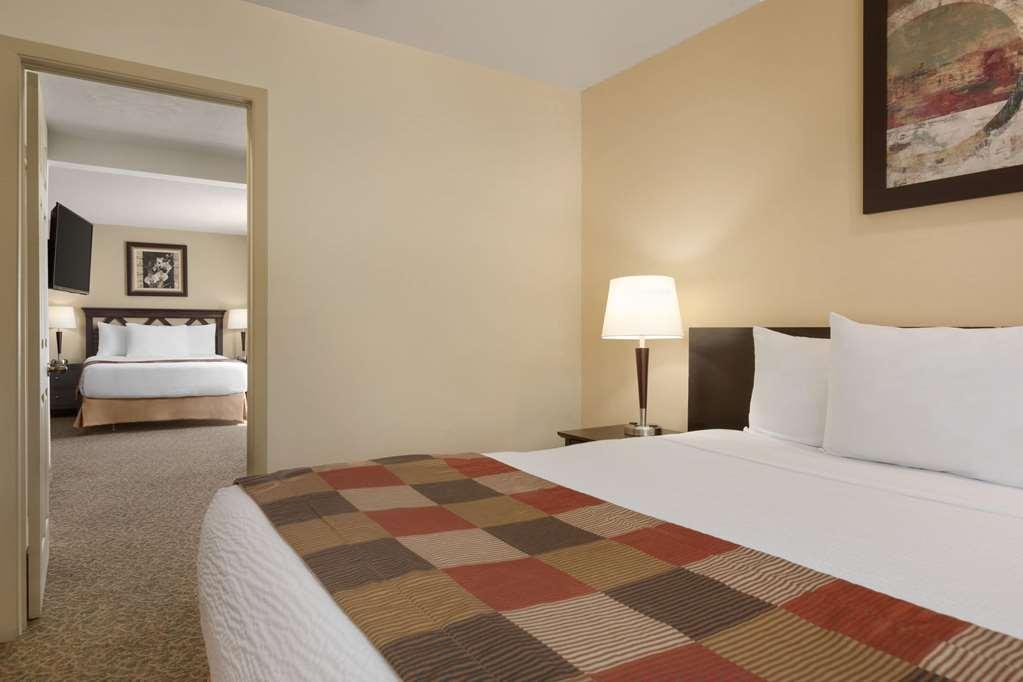 Days Inn By Wyndham Montreal East Δωμάτιο φωτογραφία
